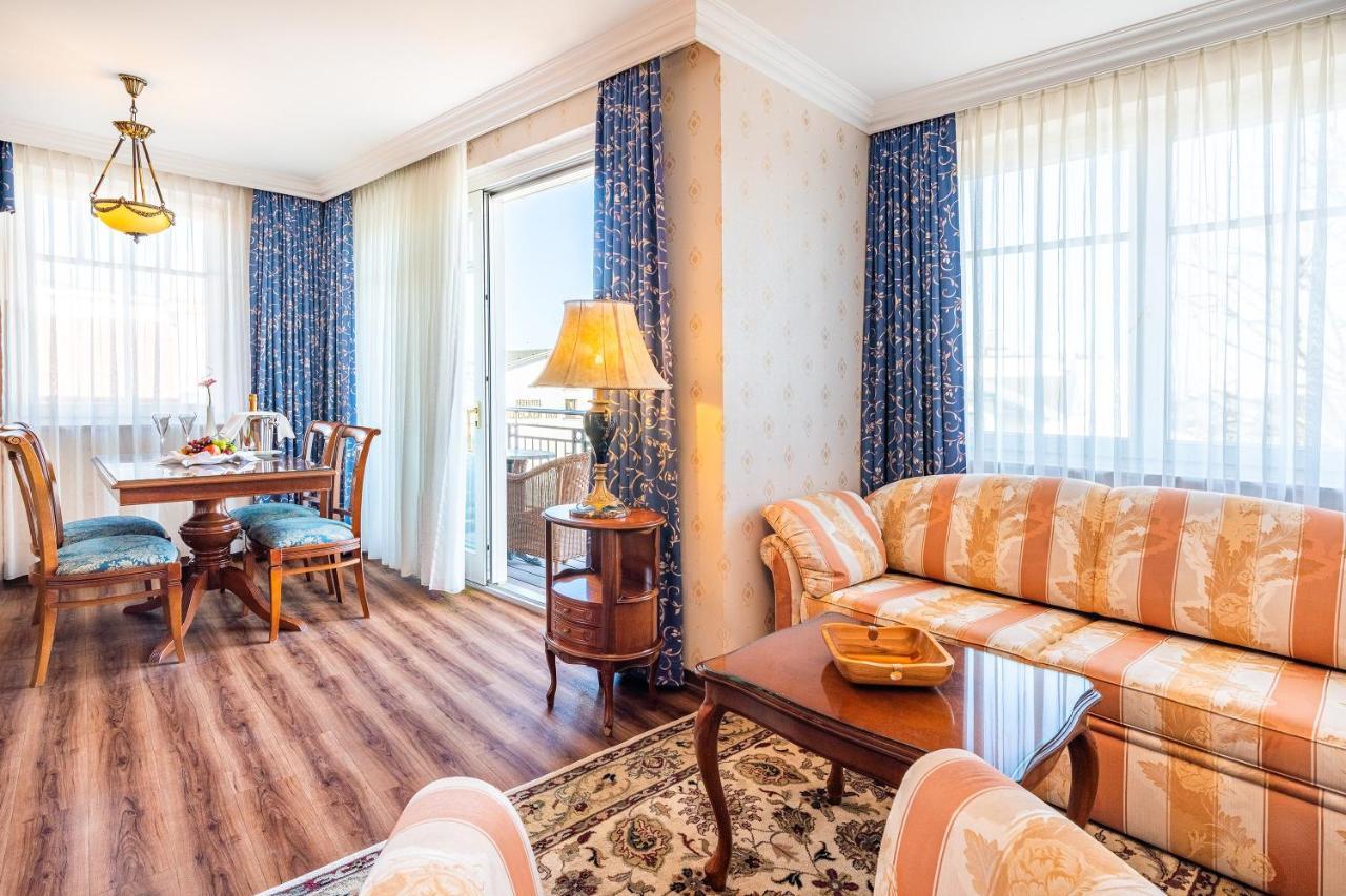 Seetelhotel Ahlbecker Hof هيرينجسدورف المظهر الخارجي الصورة A living room in a hotel
