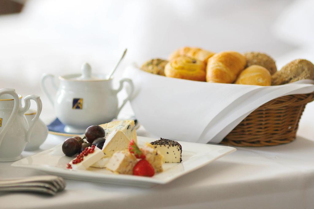 Seetelhotel Ahlbecker Hof هيرينجسدورف المظهر الخارجي الصورة A typical breakfast