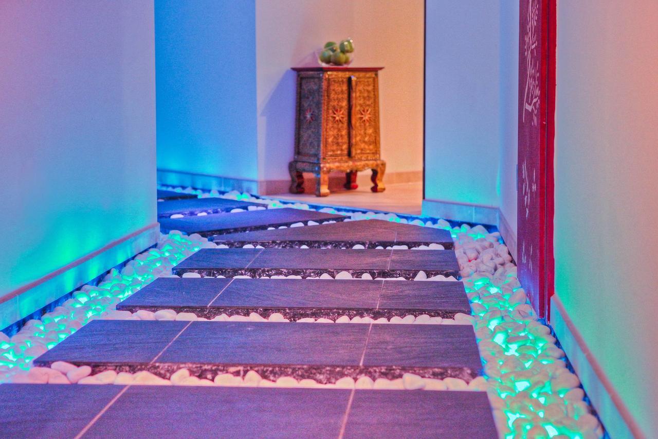 Seetelhotel Ahlbecker Hof هيرينجسدورف المظهر الخارجي الصورة A staircase with LED lighting