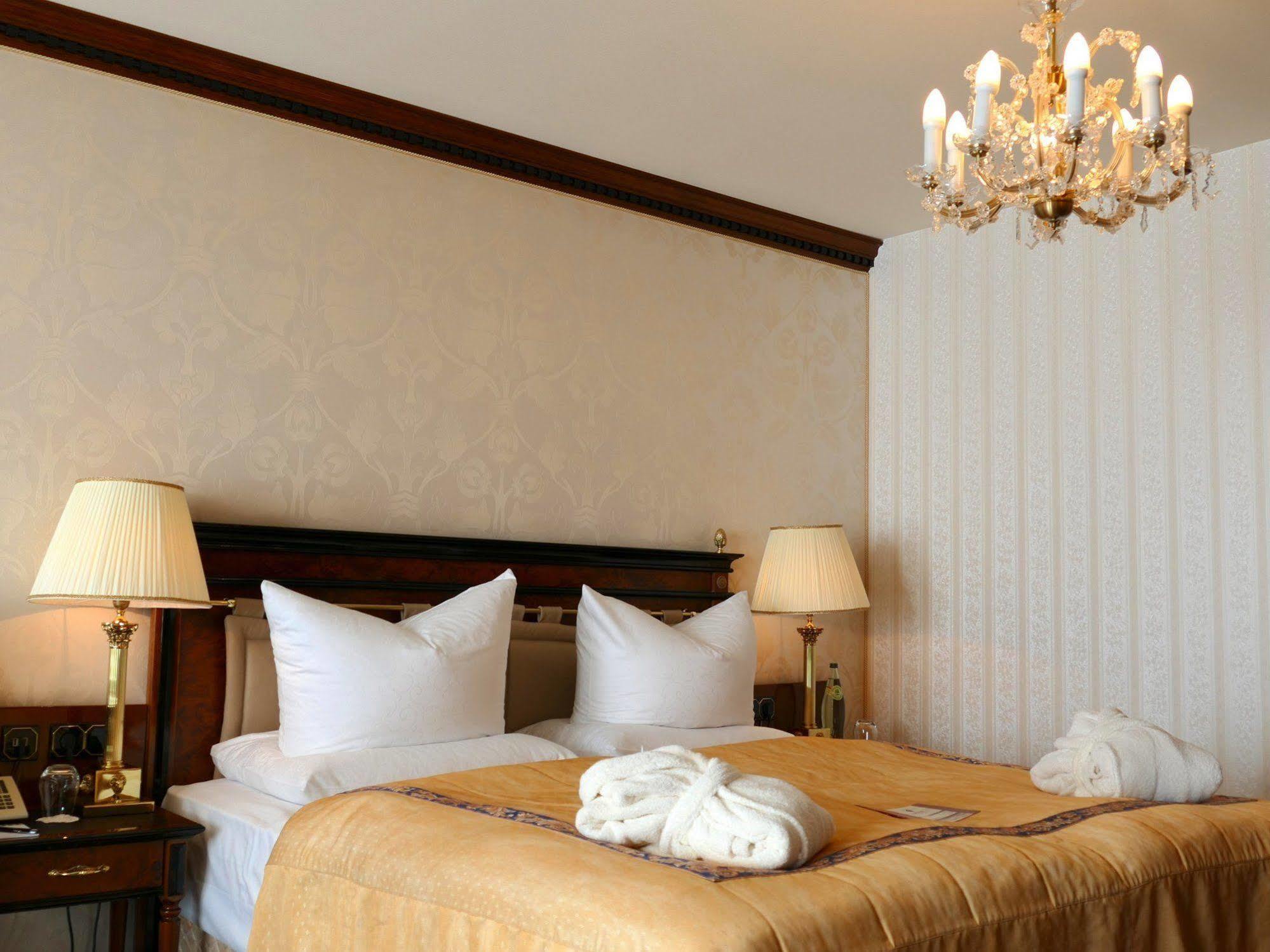 Seetelhotel Ahlbecker Hof هيرينجسدورف المظهر الخارجي الصورة A bedroom at the hotel