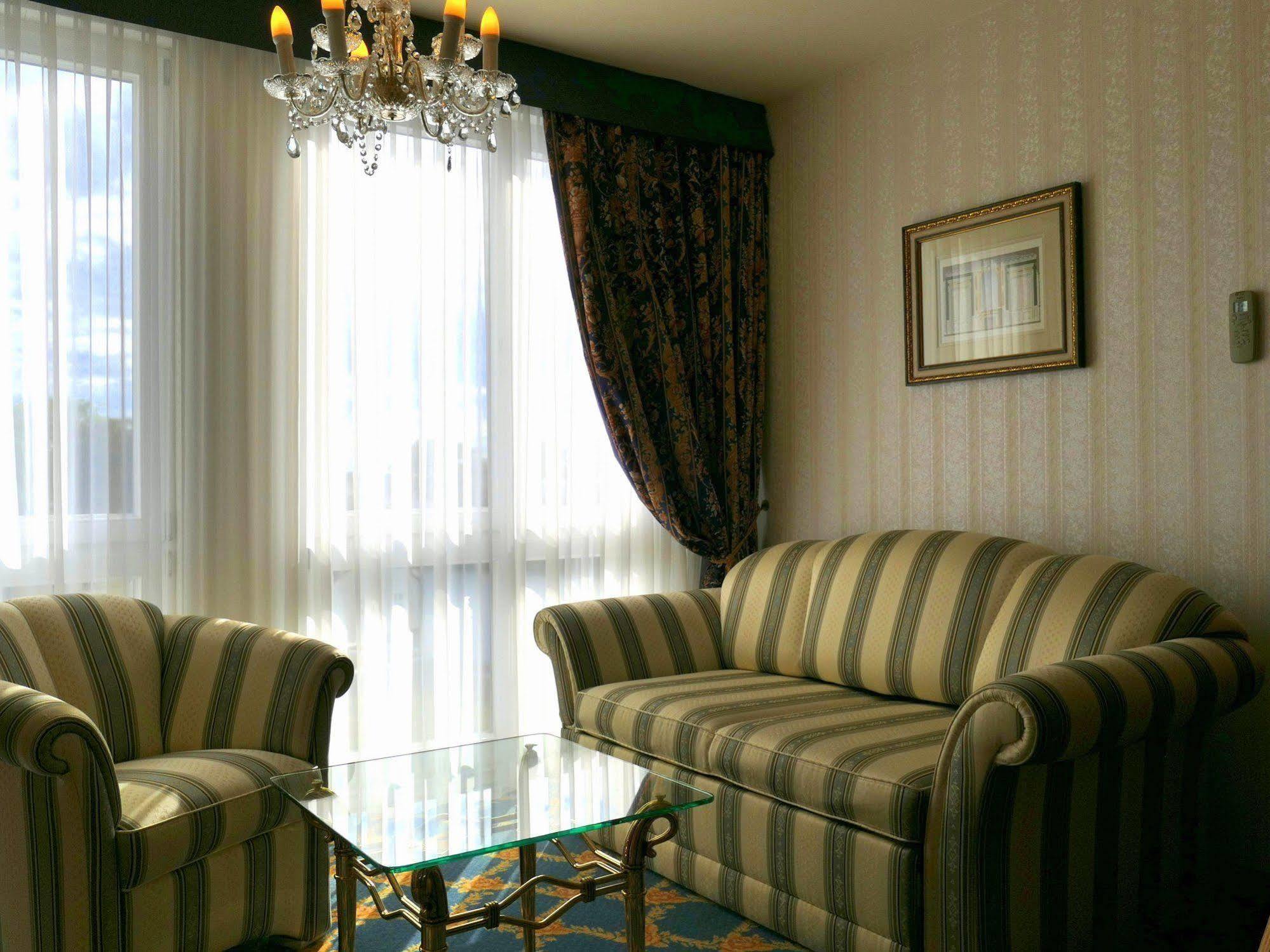 Seetelhotel Ahlbecker Hof هيرينجسدورف المظهر الخارجي الصورة A living room in a hotel suite
