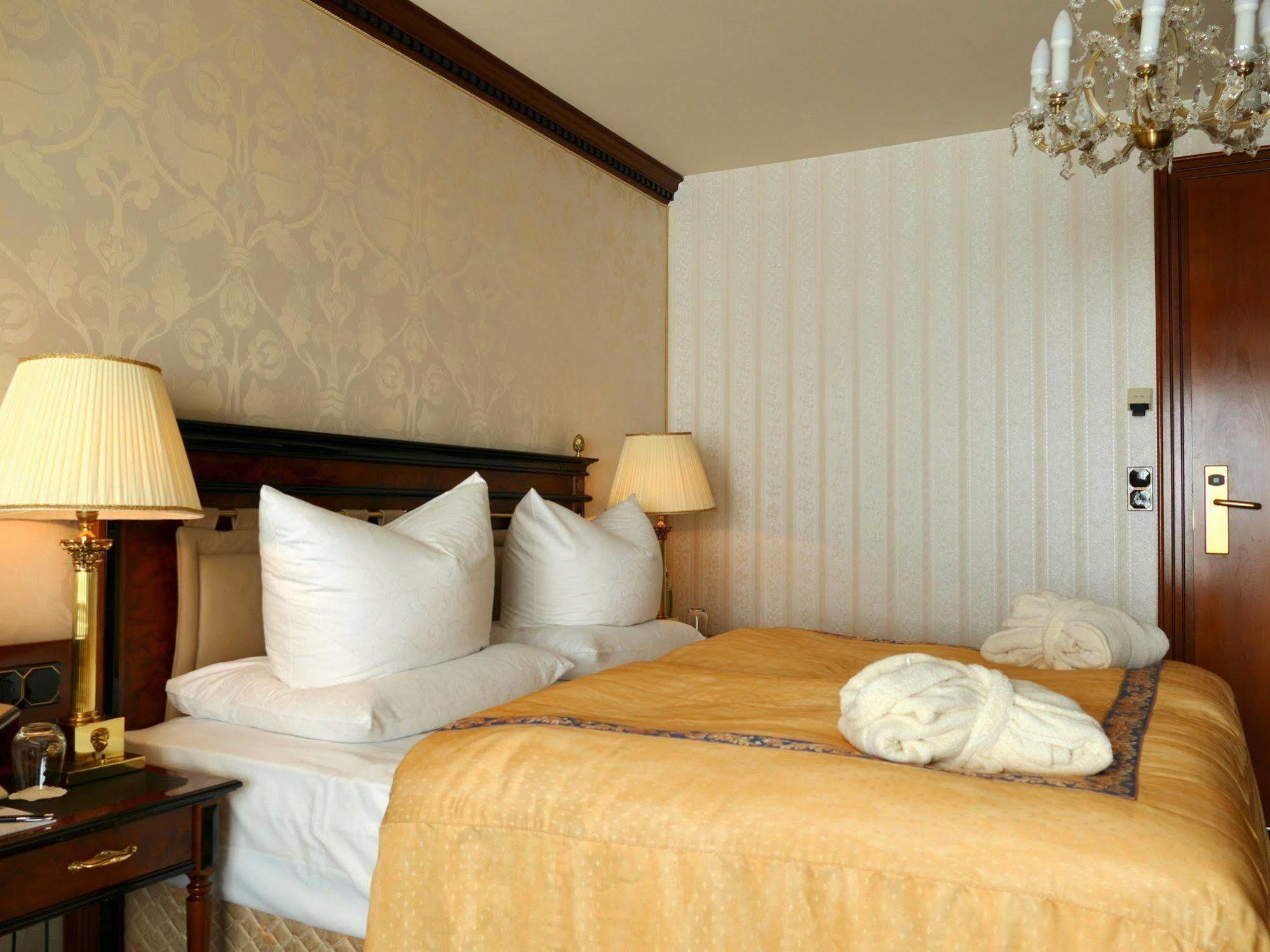 Seetelhotel Ahlbecker Hof هيرينجسدورف المظهر الخارجي الصورة A room at the hotel