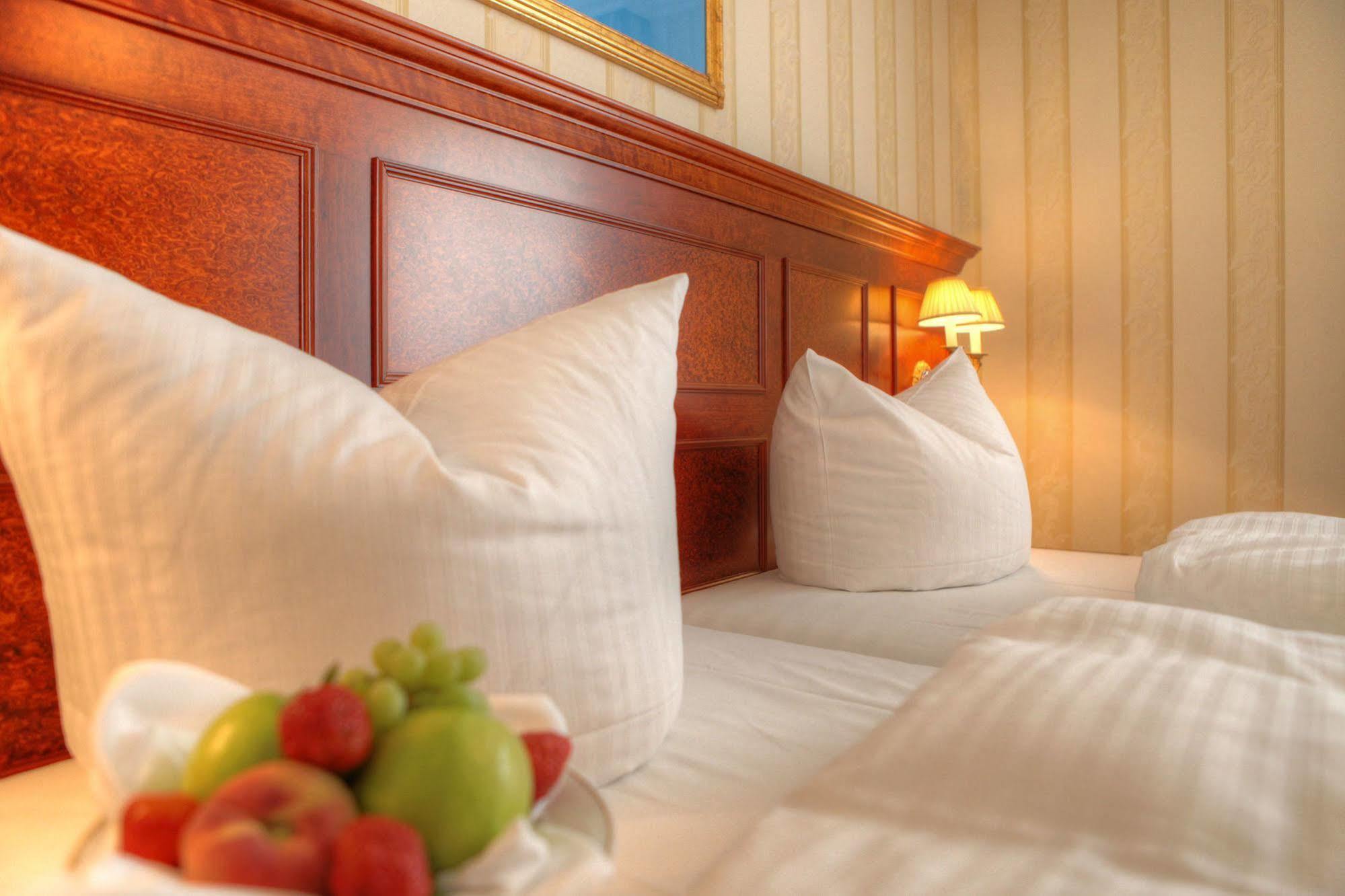 Seetelhotel Ahlbecker Hof هيرينجسدورف المظهر الخارجي الصورة A bed with pillows