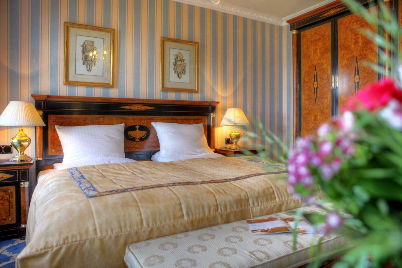 Seetelhotel Ahlbecker Hof هيرينجسدورف المظهر الخارجي الصورة A bedroom at the hotel