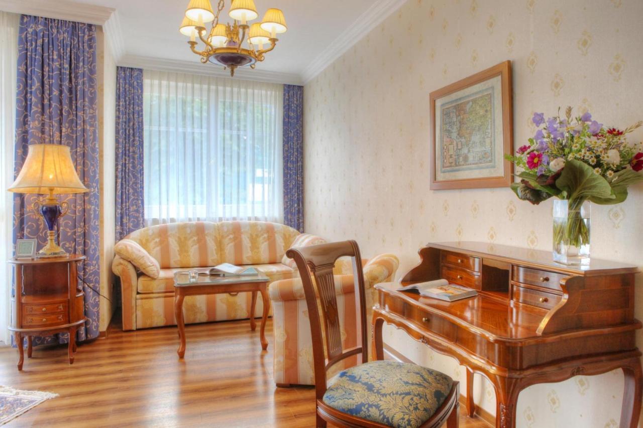 Seetelhotel Ahlbecker Hof هيرينجسدورف الغرفة الصورة A living room